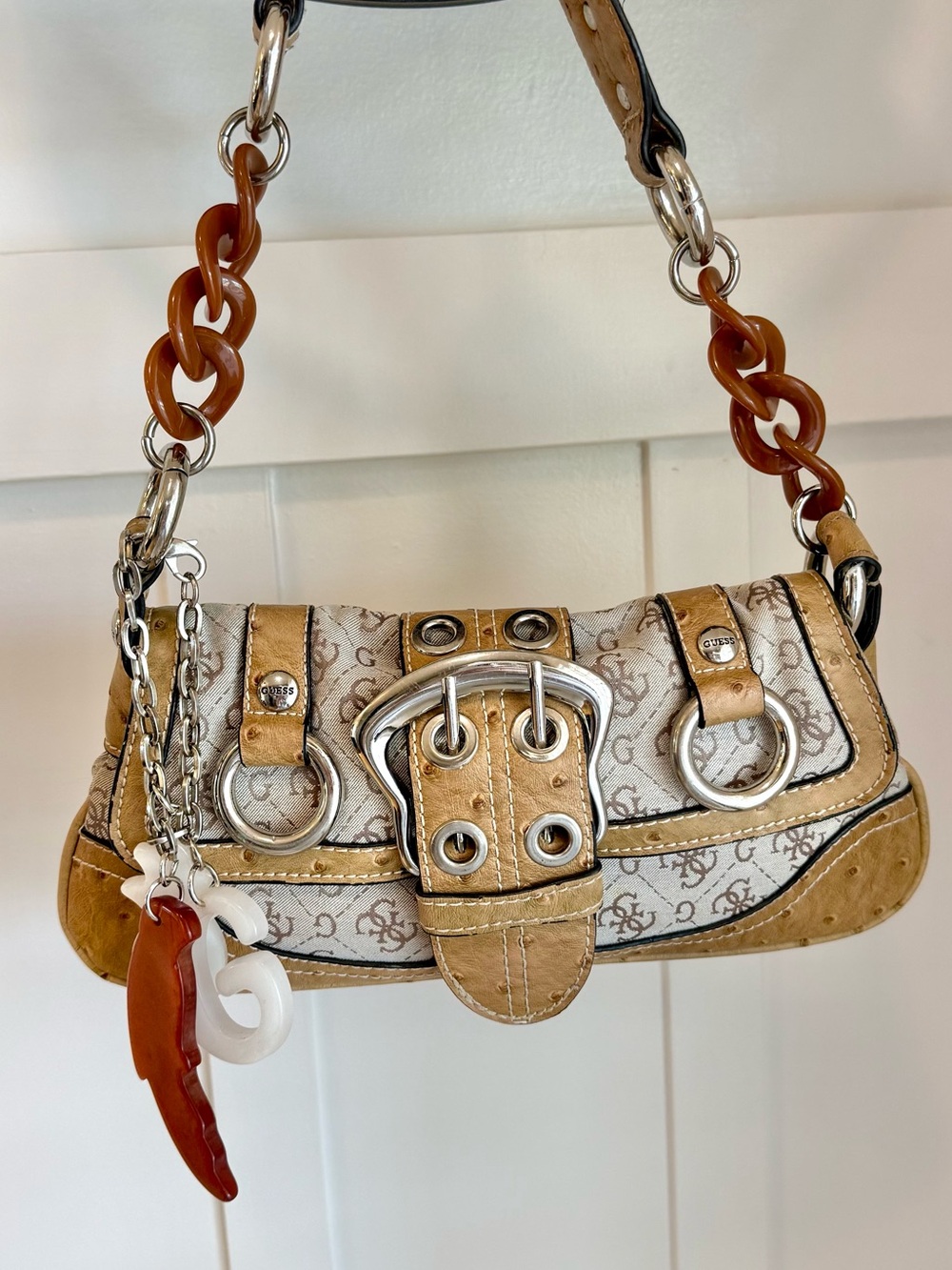 GUESS Y2K “IT GIRL” BIG G MINI BAGUETTE BAG WITH CHUNKY CHARMS